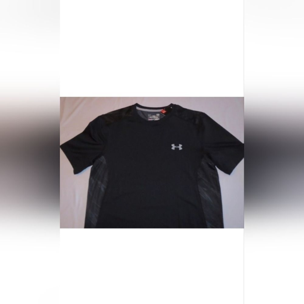 Mens UNDER ARMOUR medium UA Raid Black Fitted Short Sleeve Shirt top gym print